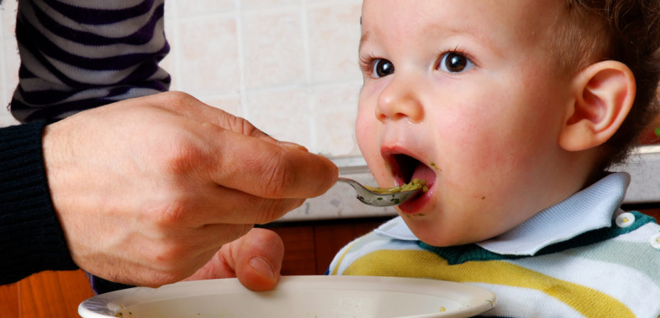 Alimentando a un bebe-Escuela Infantil Menuts